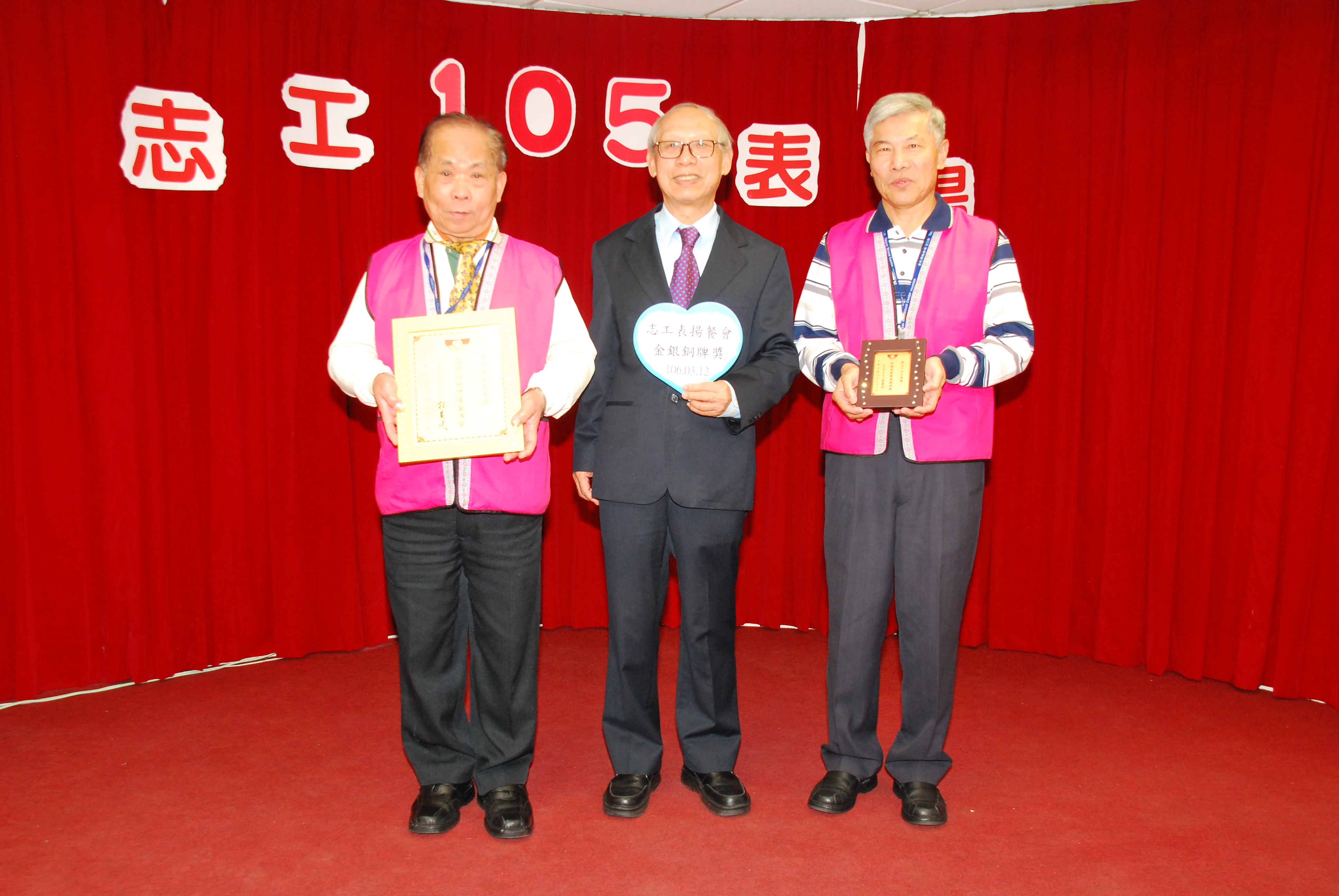 滿20年資深志工合照
