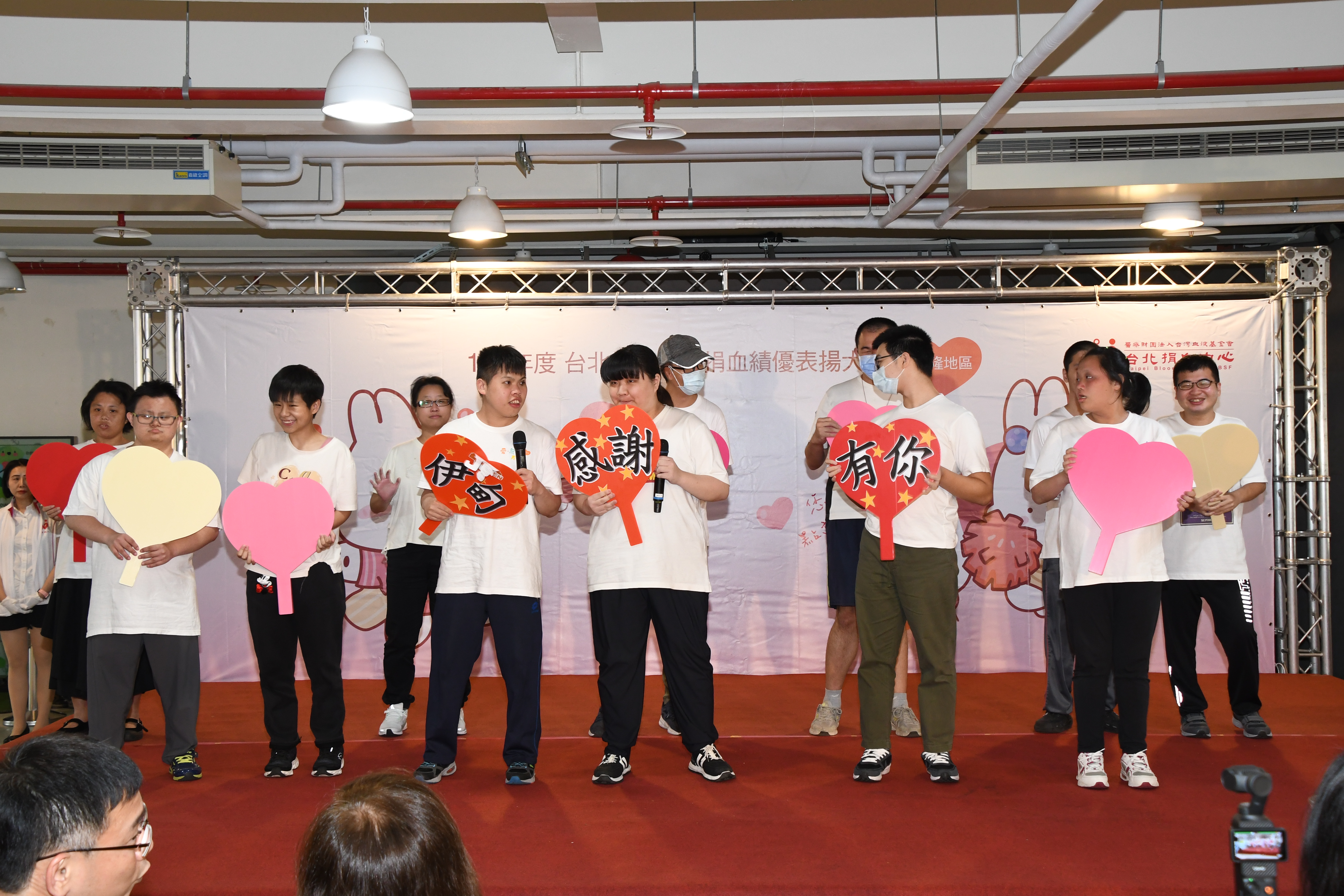 伊甸園基金會演唱感恩的心。