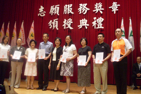 990717-志工學苑領導訓練頒發結業證書-右起陳傑與王兆平伙伴