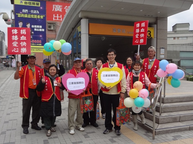 捷運站大合照