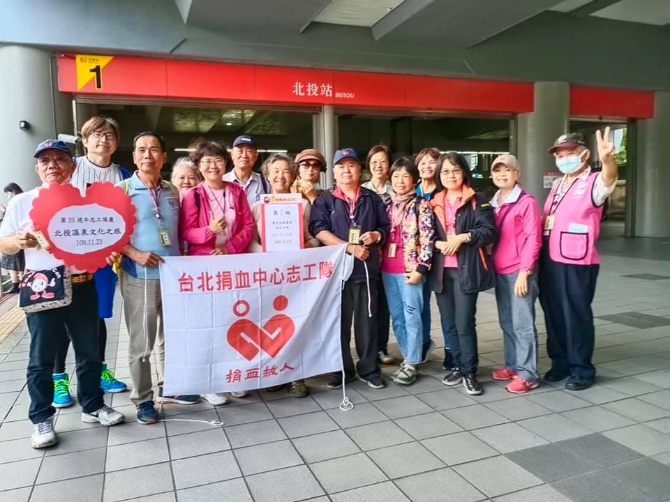 捷運站大合照